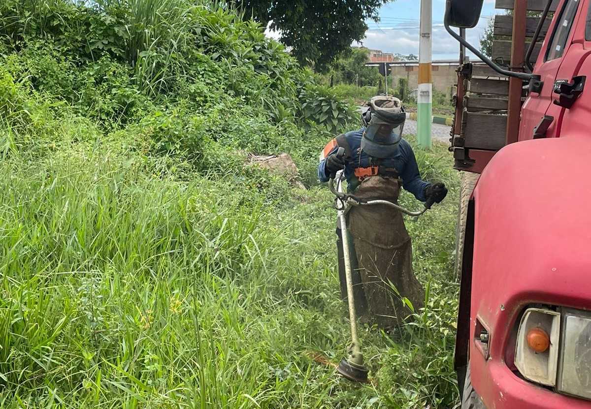 Camacã: Prefeitura intensifica Limpeza, manutenção de ruas e roçadeira na rodovia que liga o trevo